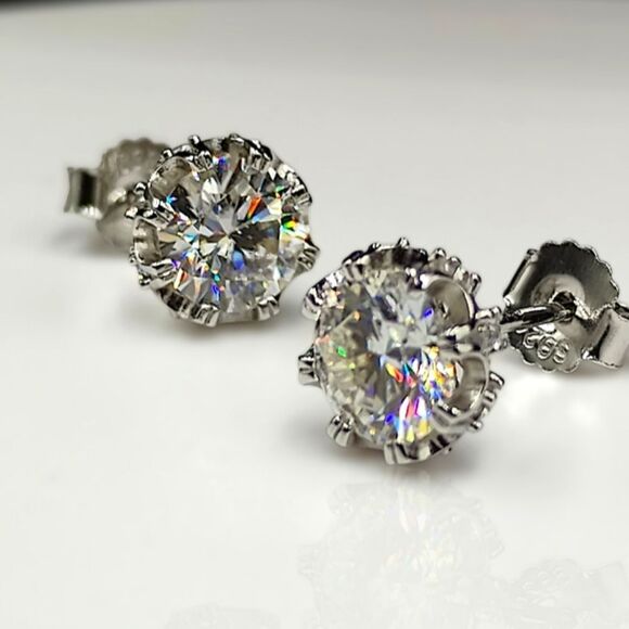 Certified 1.00CT VVS1 Moissanite Diamond Luxury Stud Earrings - Picture 2 of 14